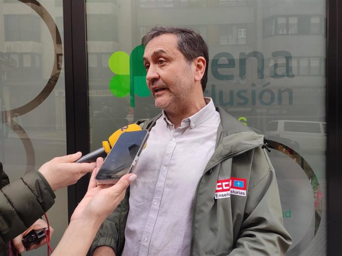 Ignacio García, de CCOO, frente a la sede de Plena Inclusión