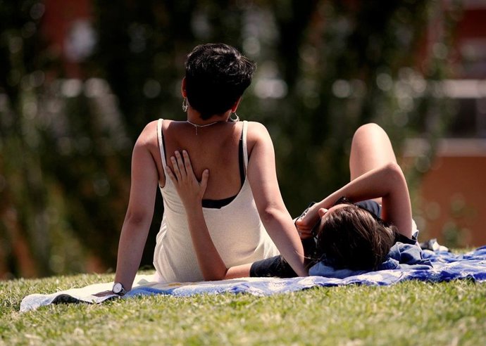 Archivo - Una pareja de jóvenes disfruta de un día soleado 