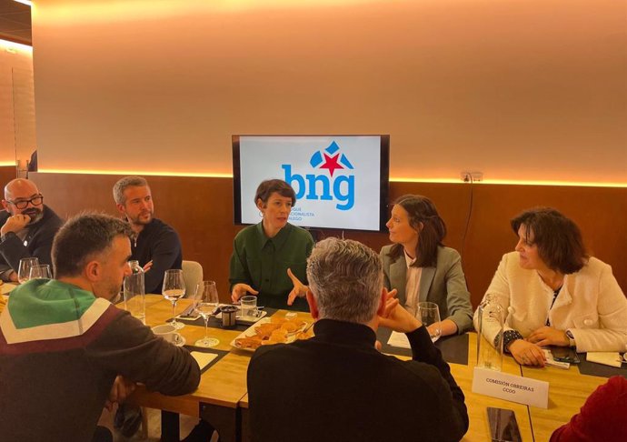 La portavoz nacional del BNG, Ana Pontón (en el centro de la imagen), durante la reunión mantenida este jueves en compañía de otros miembros del partido con agentes sociales y económicos de la ciudad de Lugo. En Lugo, a 4 de abril de 2024.