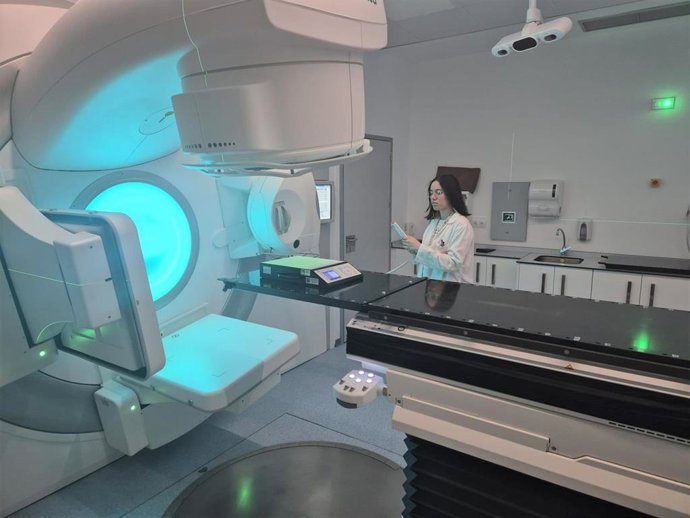 Avalan el grado de precisión de las dosis que emiten los aceleradores lineales del Clínico San Cecilio