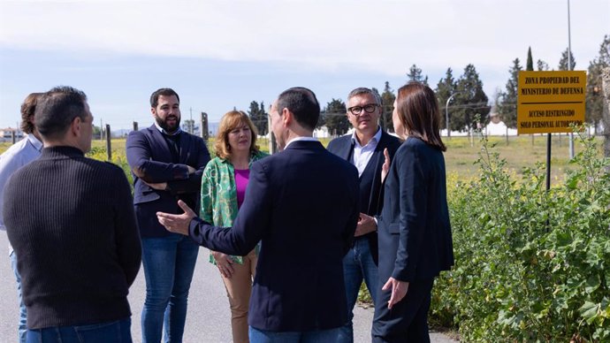 El portavoz del Grupo Parlamentario VOX en el Parlamento de Andalucía, Manuel Gavira, ha visitado este jueves los terrenos de la Base Aérea de Armilla (Granada).