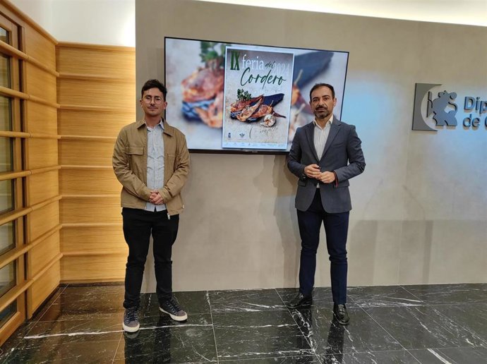 El delegado de Desarrollo Económico, Promoción y Empleo de la institución provincial, Félix Romero (dcha.), en la presentación de la Feria del Cordero de Conquista.