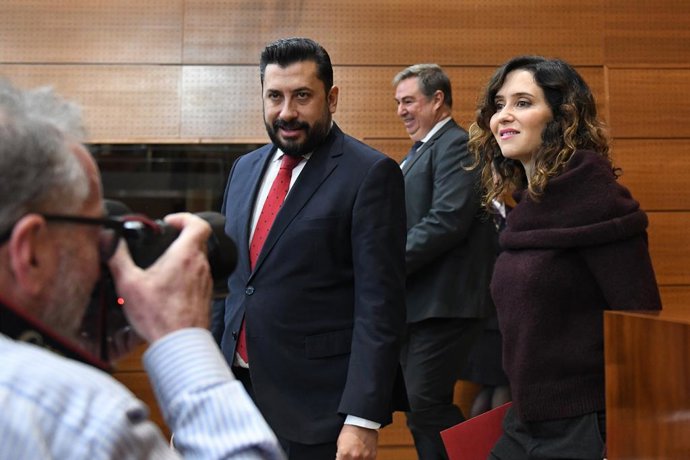 El portavoz del Partido Popular en la Asamblea de Madrid, Carlos Díaz-Pache, y la presidenta de la Comunidad de Madrid, Isabel Díaz Ayuso, a su llegada a un pleno en la Asamblea de Madrid, a 4 de abril de 2024, en Madrid (España). La relación de la Comu