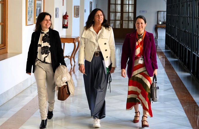 La consejera de Inclusión Social, Loles López, en el centro de la imagen, en la comisión parlamentaria del 4 de abril de 2024.