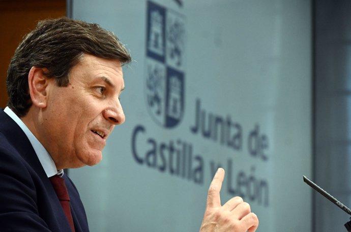 El consejero de Economía y Hacienda y portavoz de la Junta de Castilla y León, Carlos Fernández Carriedo, en la rueda de prensa del Consejo de Gobierno de la Junta de Castilla y León.