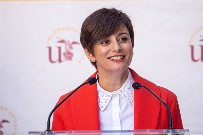 La ministra de Vivienda y Agenda Urbana, Isabel Rodríguez, interviene durante la visita a la cubierta restaurada de la Iglesia de la Anunciación, a 4 de abril de 2024, en Sevilla, Andalucía (España). La ministra de Vivienda y Agenda Urbana, Isabel Rodrí