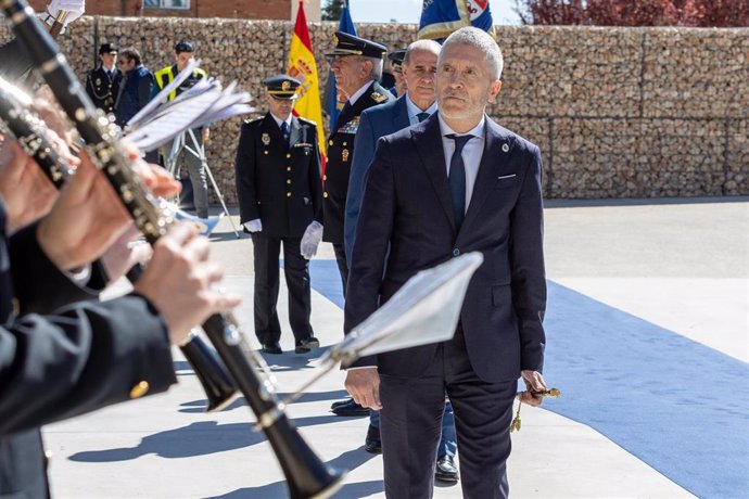 El ministro del Interior, Fernando Grande-Marlaska (1i), y el director general de la Policía, Francisco Pardo (2i), a su llegada a la inauguración de la nueva comisaría de Soria.