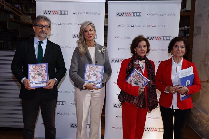 El director del Archivo Municipal, Eduardo Pedruelo; la concejal Irene Carvajal, la coleccionista Pilar Ayuso y la doctora Isabel Vicente en la presentación de la exposición y el catálogo de la colección de mapas Rodríguez Torres-Ayuso.