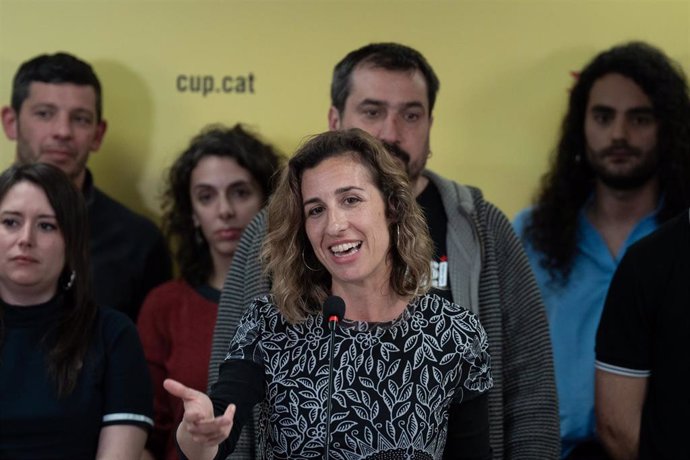 La candidata de la CUP a las elecciones catalanas, Laia Estrada (c), durante la presentación de los candidatos a las elecciones catalanas del 12M, en la sede de la CUP, a 27 de marzo de 2024, en Barcelona, Catalunya (España). Estrada fue concejal en su ci