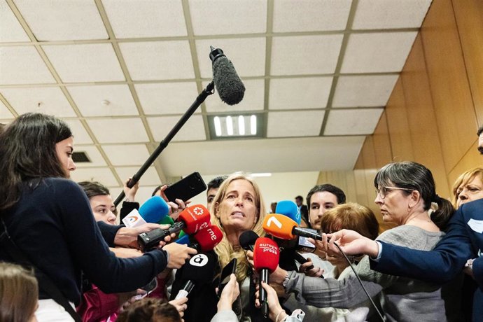 Archivo - La consejera de Economía, Hacienda y Empleo, Rocío Albert, ofrece declaraciones a los medios, en Madrid (España).