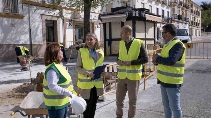 La diputada de Fomento e Infraestructuras, Nieves Atencia, en una visita a obras, junto al alcalde de Archidona, Manuel Almohalla