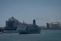 Llega el ferry habilitado para los bolivianos que esperan en el Puerto de Barcelona