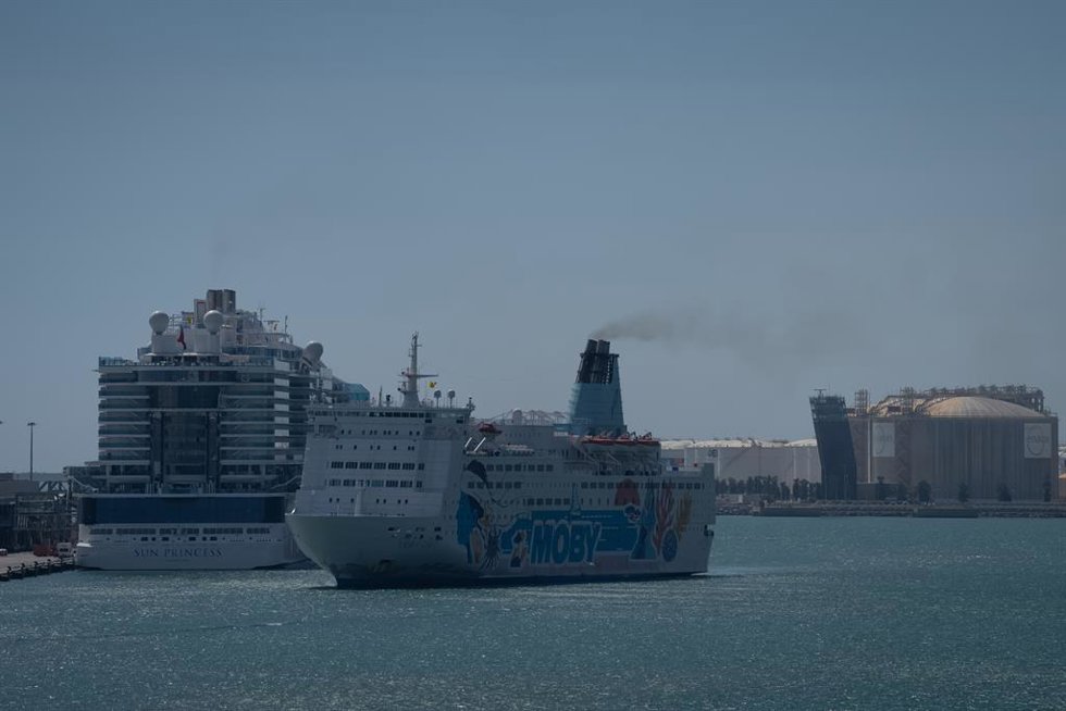 Llega el ferry Moby Orli para alojar a los bolivianos
