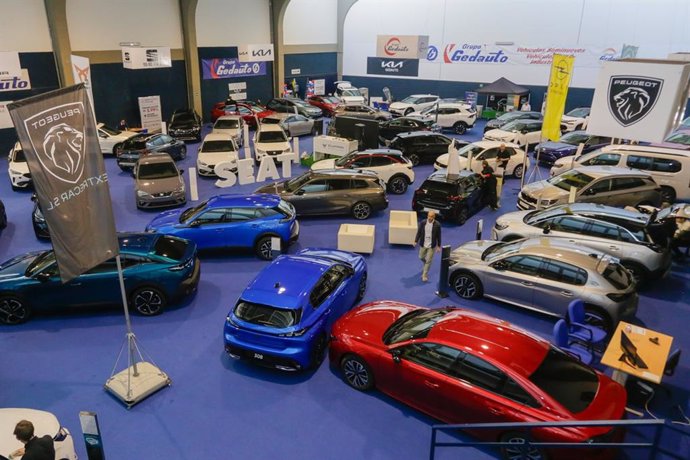 Exposición de vehículos en el Salón del Automóvil en el Ifeme de Mérida.
