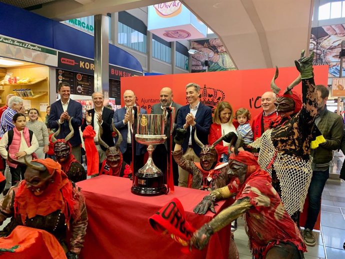 El alcalde de Palma, Jaime Martínez, junto a directivos del RCD Mallorca en la exposición de la Copa del Rey de 2003 en el Mercat de l'Olivar