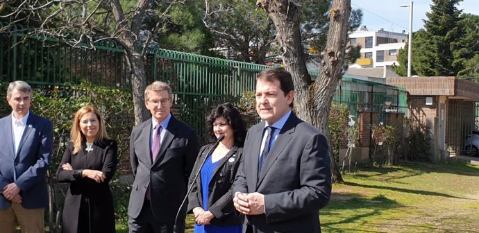 El presidente de la Junta, Alfonso Fernández Mañueco; el de Autismo España y Autismo Castilla y León, Miguel Ángel de Casas, y el presidente del PP, Alberto Núñez Feijóo, en Valladolid