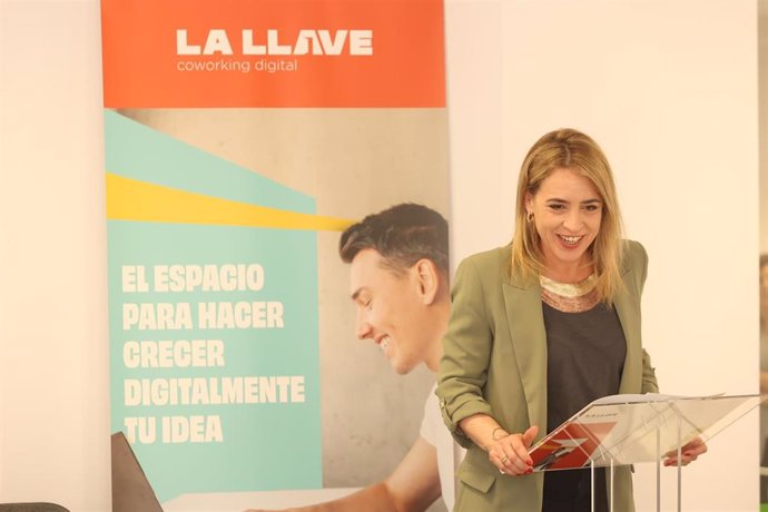 La presidenta de la Diputación de Cádiz, Almudena Martínez, interviene durante la inauguración del Coworking La Llave.