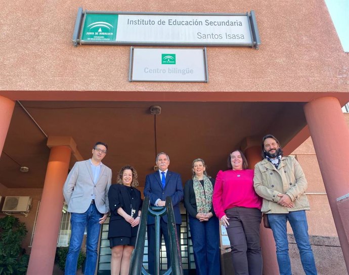 El delegado de Desarrollo Educativo y Formación Profesional y de Universidad, Investigación e Innovación, José Francisco Viso (centro), en su visita al IES Santos Isasa de Montoro.