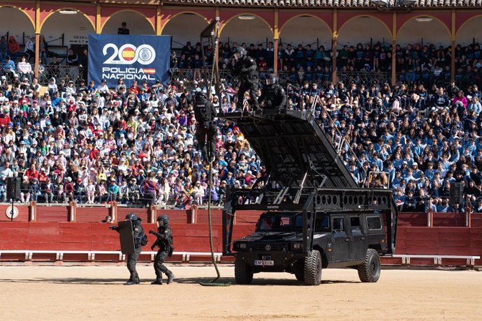 Escolares de Toledo participan en la exhibición de Unidades Policiales con motivo del Bicentenario, en la Plaza de Toros.