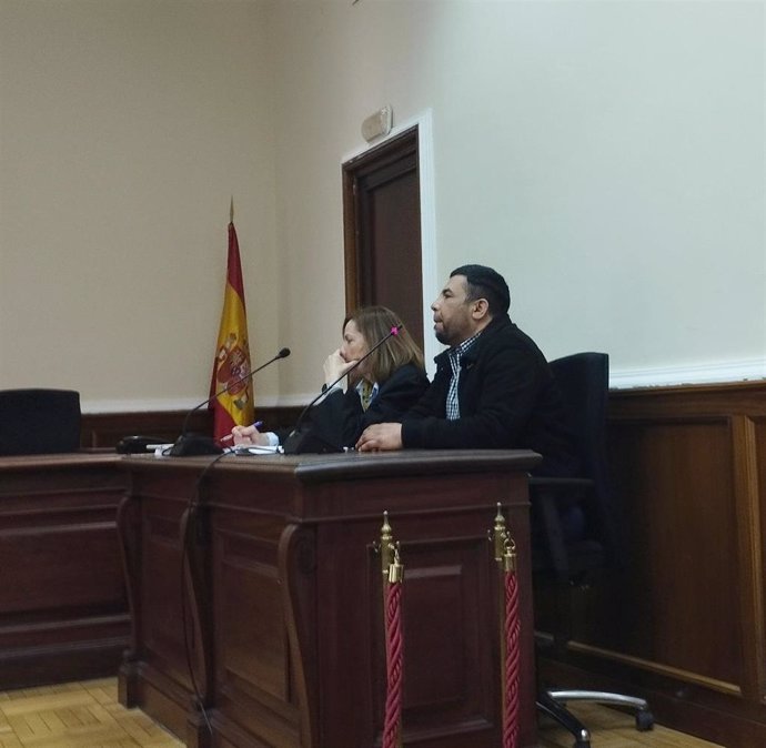 El acusado y su defensora, durante el juicio que ha quedado visto para sentencia este jueves en la Audiencia de Valladolid.