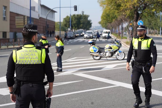 Archivo - Policías locales durante un corte de tráfico en la capital andaluza, en una foto de archivo.