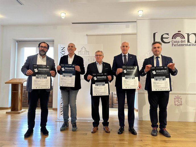 Imagen de los participantes en la presentación de una nueva edición del Torneo de Ajedrez Pequeños Gigantes.