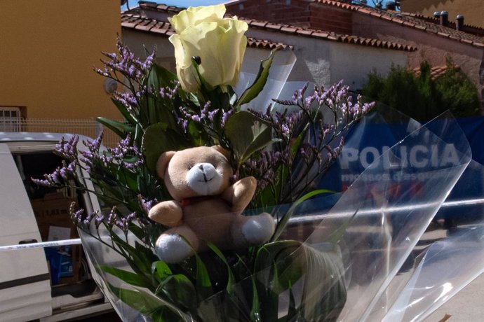 Una persona lleva un ramo de flores y un peluche al lugar de los hechos, a 3 de abril de 2024, en Bellcaire d'Empordà, Girona, Catalunya, (España). Los Mossos d'Esquadra detienen a un hombre acusado presuntamente de asesinar a su hijo de cinco años y de a