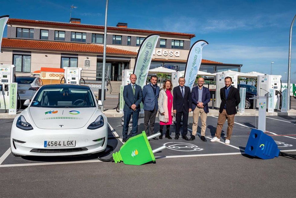 Inauguración de la estación de recarga ultrarrápida de vehículos eléctricos en Villagonzalo (Burgos).