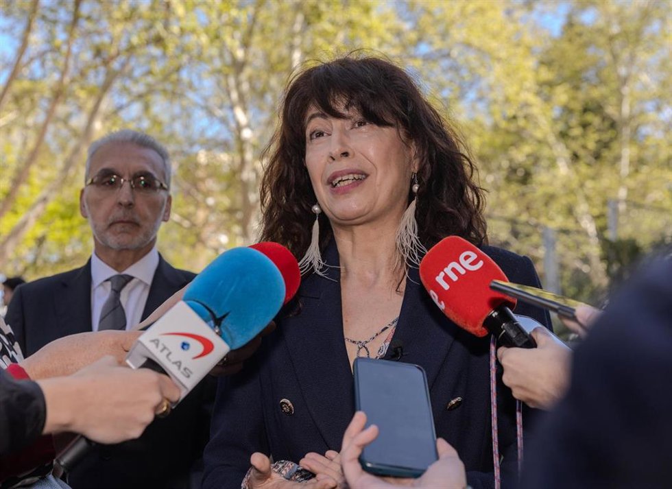 La ministra de Igualdad, Ana Redondo, atiende a los medios de comunicación durante su visita a la exposición Ellas: mujeres con ciencia, en el Consejo de Seguridad Nuclear, a 4 de abril de 2024, en Madrid (España)..