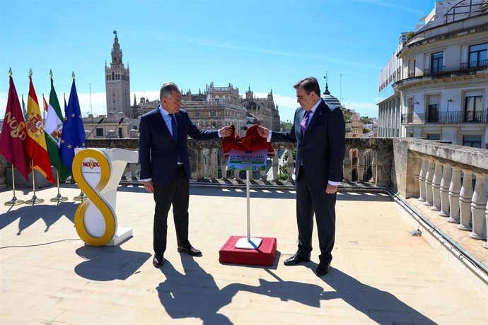 El alcalde de Sevilla, José Luis Sanz (i.), y el vicepresidente de la Comisión Europea y comisario europeo para la Promoción del Modo de Vida Europeo, Margaritis Schinas, este jueves en Sevilla