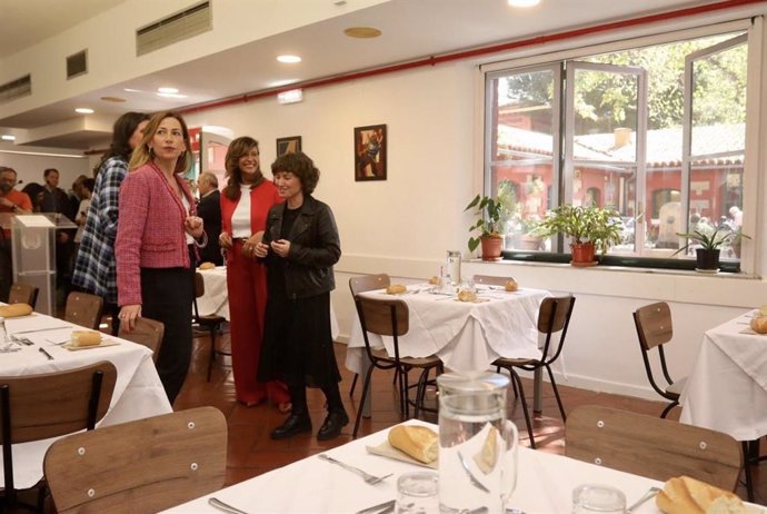 La alcaldesa de Zaragoza, Natalia Chueca, visita el nuevo comedor para mayores en Las Fuentes.