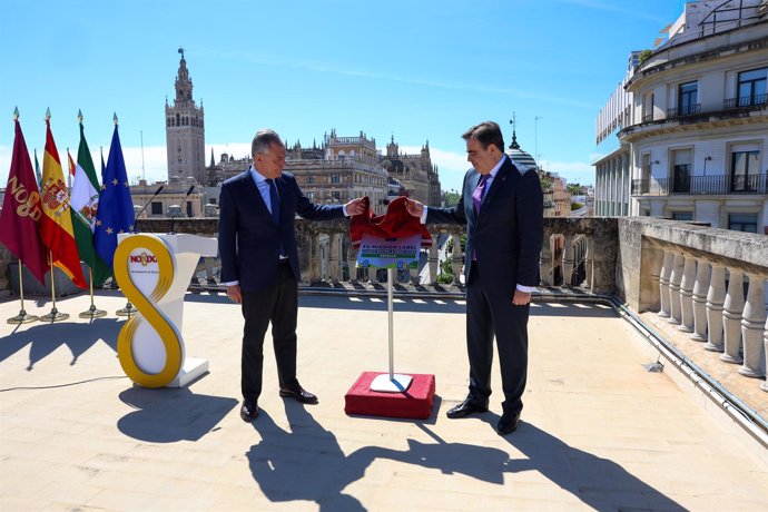 El alcalde de Sevilla, José Luis Sanz (i.), y el vicepresidente de la Comisión Europea y comisario europeo para la Promoción del Modo de Vida Europeo, Margaritis Schinas, este jueves en Sevilla