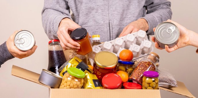 Archivo - Alimentos en un acaja de cartón