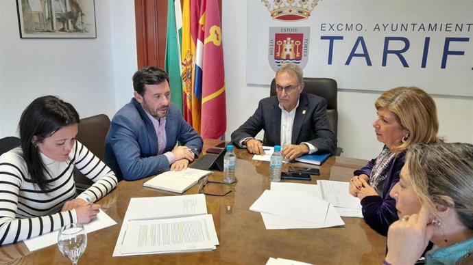 El subdelegado de la Junta en el Campo de Gibraltar, Javier Rodríguez, y la delegada territorial de Desarrollo Educativo, Isabel Paredes, reunidos con el alcalde de Tarifa, José Santos, y la concejala de Educación, Rocío García
