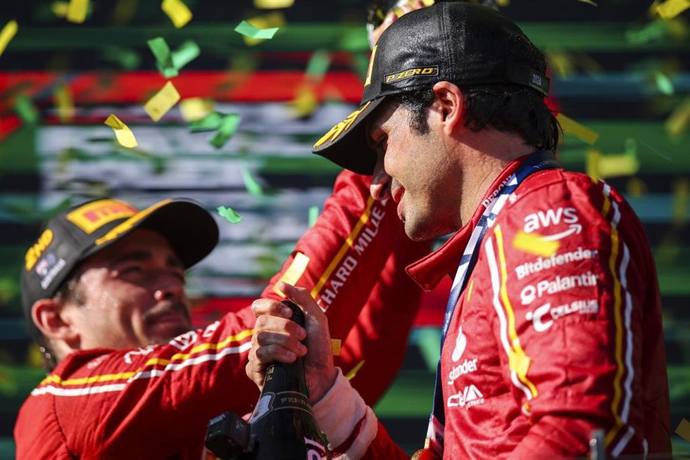 Los pilotos de Ferrari Charles Leclerc y Carslos Sainz, en el GP de Australia 2024. 