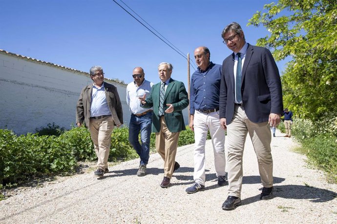 El presidente de la Diputación de Córdoba, Salvador Fuentes (centro), en su visita a Puente Genil.