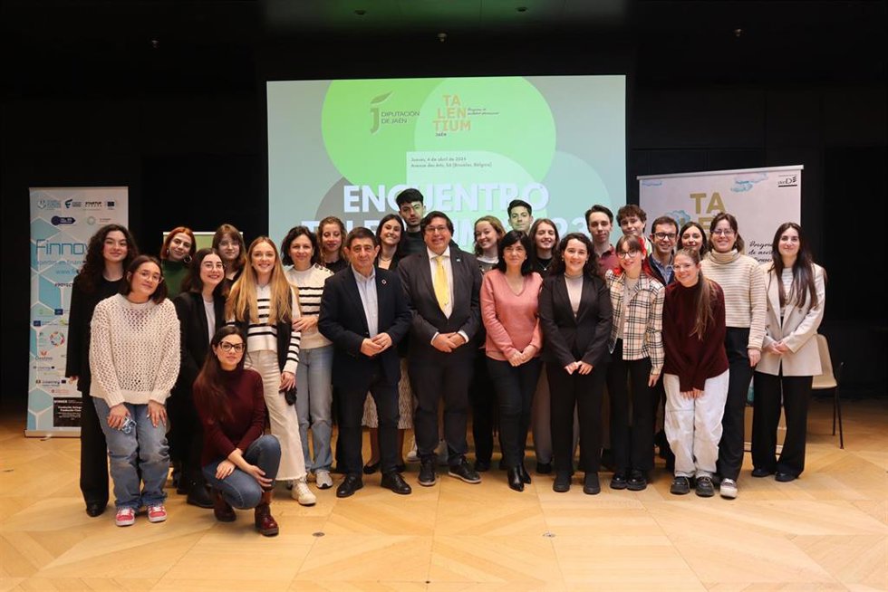 Encuentro con beneficirios de las becas Talentium 2023.