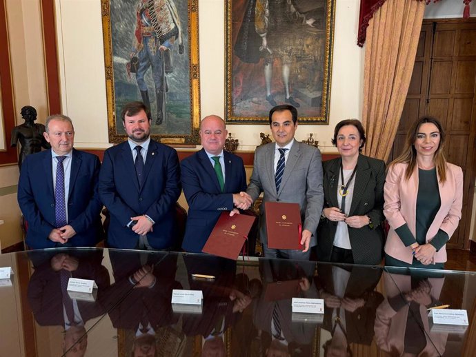 El consejero de Justicia, Administración Local y Función Pública, José Antonio Nieto, y el alcalde de Antequera (Málaga), Manuel Barón, firman un convenio para que el Ayuntamiento incorpore el Catálogo electrónico cep@l.