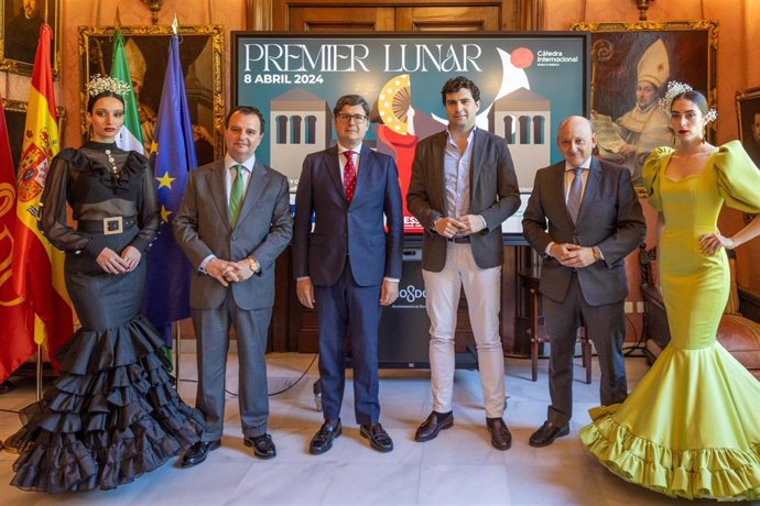 Pimentel, en el centro, en la presentación del proyecto 'Premier Lunar', pasarela de emprendimiento en moda flamenca, en el Consistorio.