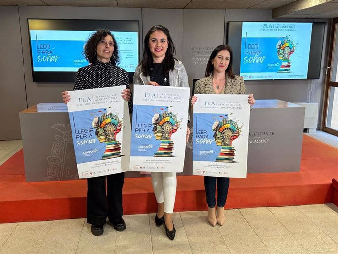 La concejala de Cultura del Ayuntamiento de Alicante, Nayma Beldjilali, la responsable de la empresa organizadora de la Feria del Libro Makyre, Macarena Fuentes, y la directora cultural del Instituto Juan-Gil-Albert, Cristina Martínez