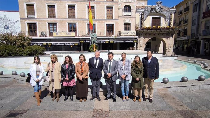 El Ayuntamiento de Ciudad Real rinde homenaje a su fundador Alfonso X El Sabio en el 740 aniversario de su fallecimiento.