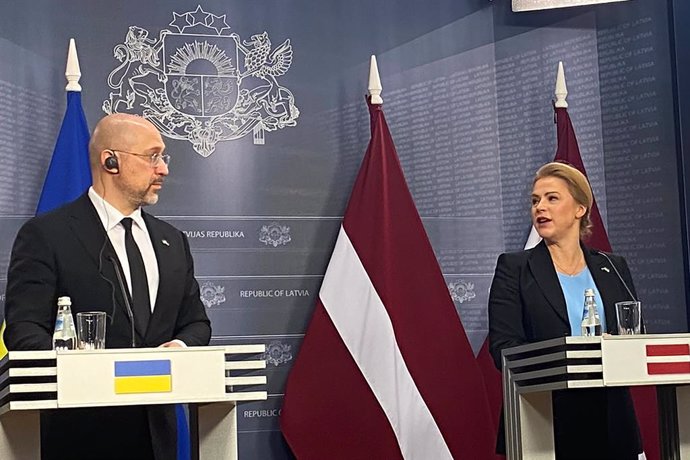 04 April 2024, Latvia, Riga: Ukrainian Prime Minister Denys Shmyhal and his Latvian counterpart Evika Silina hold a joint press conference. Photo: Alexander Welscher/dpa