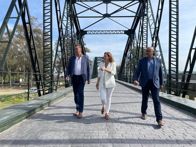 La diputada nacional de Vox por Málaga Patricia Rueda en el municipio malagueño de Cártama, junto con el portavoz de Vox en el municipio, Francisco Porras y su equipo