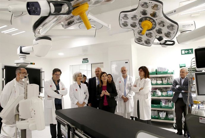La presidenta de Cantabria, María José Sáenz de Buruaga, visita el primer quirófano híbrido de Valdecilla.