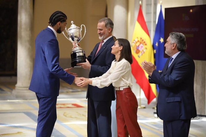 Izan Almansa recibe su Premio Nacional del Deporte 2022 de la mano de SSMM los Reyes Don Felipe y Doña Letizia