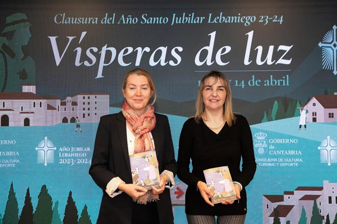 La consejera de Cultura, Turismo y Deporte, Eva Guillermina Fernández, junto a la directora de la Fundación Camino Lebaniego, Pilar Gómez Bahamonde, informa, en rueda de prensa, de los actos organizados con motivo del cierre de la Puerta del Perdón