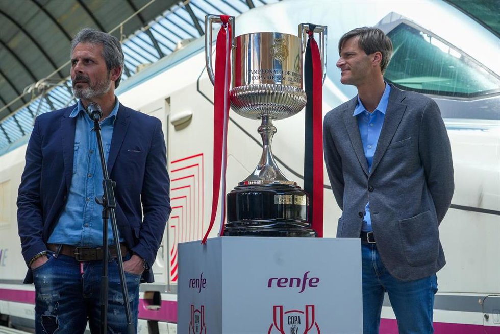 Los exfutbolistas Rafael Alkorta (i), y Leo Franco (d), a su llegada con la copa, a 4 de abril de 2024, en Sevilla, Andalucía (España). Los exfutbolistas Rafael Alkorta (i), en representación del Athletic Club, y Leo Franco (d), en representación del M