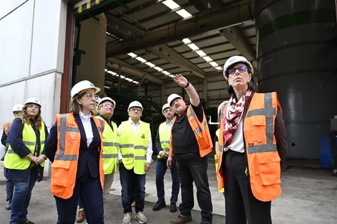 La consejera Nieves Roqueñí y la gerente de Cogersa, Paz Orviz, durante la visita con representantes municipales a la planta de biometanización en la que se tratan los biorresiduos que llegan a las instalaciones del consorcio.