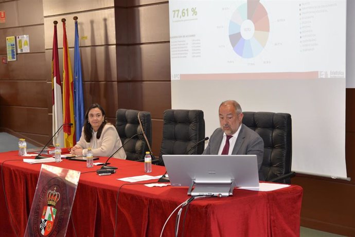 El rector de la Universidad de Castilla-La Mancha (UCLM), Julián Garde, presenta al Claustro su informe de gestión.