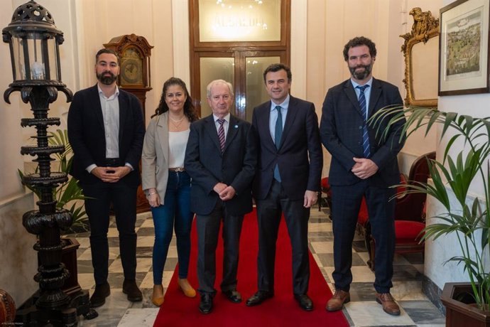 El alcalde de Cádiz, Bruno García, y el concejal delegado de Economía Azul del Ayuntamiento, Carlos Lucero, con el presidente del Clúster Marítimo Naval de Cádiz, José Luis García-Zaragoza Pérez, y otros representantes de esta entidad.